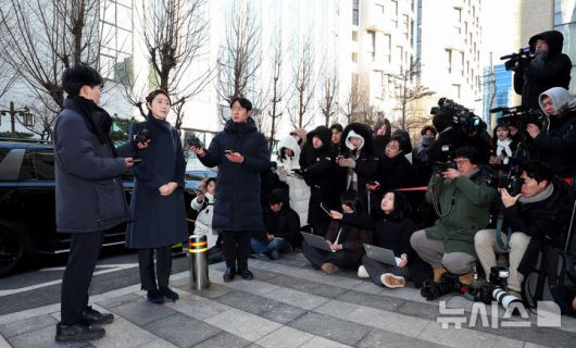 [서울=뉴시스] 김진아 기자 = 공천헌금 1억원을 수수한 혐의를 받는 강선우 무소속 의원이 20일 서울 마포구 서울경찰청 광역수사단 공공범죄수사대에 조사를 받기 위해 출석, 입장을 밝히고 있다. 2026.01.20. bluesoda@newsis.com