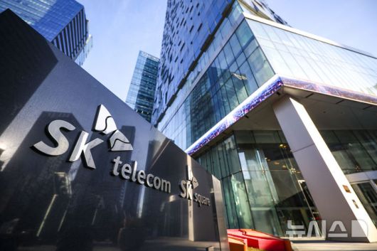 [서울=뉴시스] 정병혁 기자 = 유심정보 유출 사고로 개인정보보호위원회 출범 이래 역대 최대 규모의 과징금을 부과받은 SK텔레콤이 결국 법원 판단을 받기로 했다. SK텔레콤은 서울행정법원에 개보위를 상대로 과징금 취소 소송을 위한 소장을 접수했다. SK텔레콤 관계자는 "개보위의 과징금 처분에 대해 법원의 면밀한 판단을 받아보고자 한다"고 설명했다. 앞서 개보위는 지난해 8월 SK텔레콤의 안전조치 의무 위반과 유출 통지 지연을 이유로 과징금 1347억9100만원과 과태료 960만원을 부과했다. 사진은 20일 서울 중구 SK텔레콤 본사.2026.01.20. jhope@newsis.com