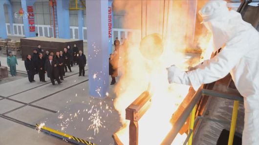 [서울=뉴시스] 북한 조선중앙TV는 김정은 국무위원장이 19일 함경남도 용성기계연합기업소에서 열린 '용성기계연합기업소 1단계 개건현대화대상 준공식'에 참석했다고 20일 보도했다. 이곳은 북한에서 '어머니 공장'으로 불리는 산업설비 생산공장이다. (사진=조선중앙TV 캡처) 2026.01.20. photo@newsis.com *재판매 및 DB 금지