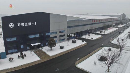 [서울=뉴시스] 북한 조선중앙TV는 김정은 국무위원장이 19일 함경남도 용성기계연합기업소에서 열린 '용성기계연합기업소 1단계 개건현대화대상 준공식'에 참석했다고 20일 보도했다. 이곳은 북한에서 '어머니 공장'으로 불리는 산업설비 생산공장이다. (사진=조선중앙TV 캡처) 2026.01.20. photo@newsis.com *재판매 및 DB 금지