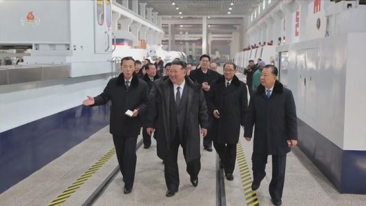 [서울=뉴시스] 북한 조선중앙TV는 김정은 국무위원장이 19일 함경남도 용성기계연합기업소에서 열린 '용성기계연합기업소 1단계 개건현대화대상 준공식'에 참석했다고 20일 보도했다. 이곳은 북한에서 '어머니 공장'으로 불리는 산업설비 생산공장이다. (사진=조선중앙TV 캡처) 2026.01.20. photo@newsis.com *재판매 및 DB 금지