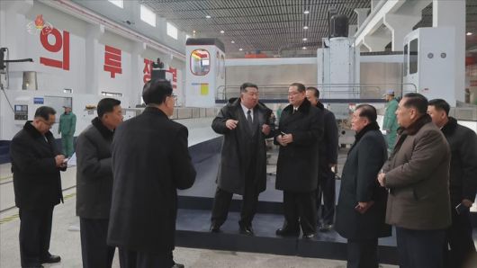 [서울=뉴시스] 북한 조선중앙TV는 김정은 국무위원장이 19일 함경남도 용성기계연합기업소에서 열린 '용성기계연합기업소 1단계 개건현대화대상 준공식'에 참석했다고 20일 보도했다. 이곳은 북한에서 '어머니 공장'으로 불리는 산업설비 생산공장이다. (사진=조선중앙TV 캡처) 2026.01.20. photo@newsis.com *재판매 및 DB 금지