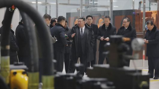 [서울=뉴시스] 북한 조선중앙TV는 김정은 국무위원장이 19일 함경남도 용성기계연합기업소에서 열린 '용성기계연합기업소 1단계 개건현대화대상 준공식'에 참석했다고 20일 보도했다. 이곳은 북한에서 '어머니 공장'으로 불리는 산업설비 생산공장이다. (사진=조선중앙TV 캡처) 2026.01.20. photo@newsis.com *재판매 및 DB 금지