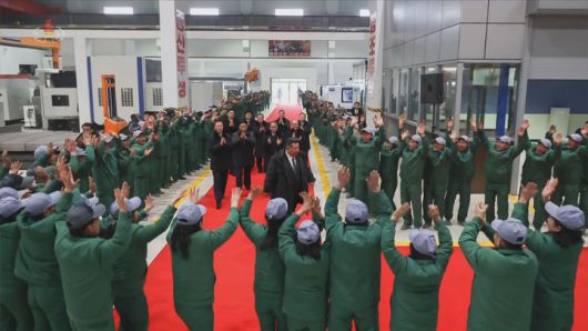 [서울=뉴시스] 북한 조선중앙TV는 김정은 국무위원장이 19일 함경남도 용성기계연합기업소에서 열린 '용성기계연합기업소 1단계 개건현대화대상 준공식'에 참석했다고 20일 보도했다. 이곳은 북한에서 '어머니 공장'으로 불리는 산업설비 생산공장이다. (사진=조선중앙TV 캡처) 2026.01.20. photo@newsis.com *재판매 및 DB 금지