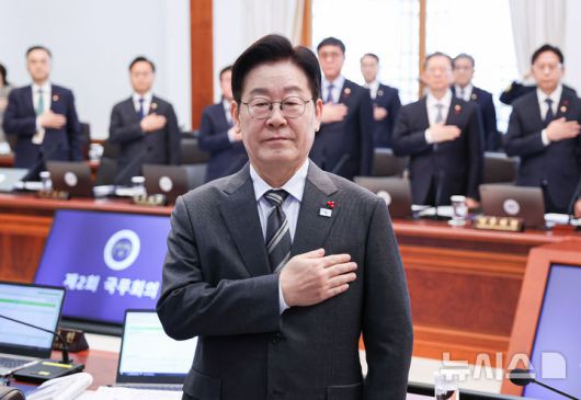 [서울=뉴시스] 고범준 기자 = 이재명 대통령이 20일 청와대에서 열린 국무회의에서 참석자들과 국민의례를 하고 있다. 2026.01.20. bjko@newsis.com