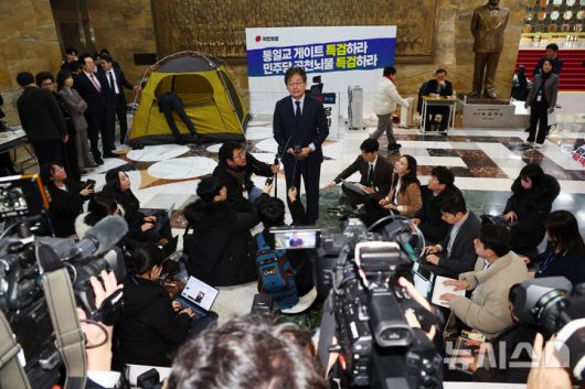 [서울=뉴시스] 김명년 기자 = 유승민 전 의원이 20일 오전 서울 여의도 국회 로텐더홀에서 통일교·공천헌금 '쌍특검'을 요구하며 엿새째 단식농성중인 장동혁 국민의힘 대표와 만난 후 취재진의 질문에 답하고 있다. 2026.01.20. kmn@newsis.com