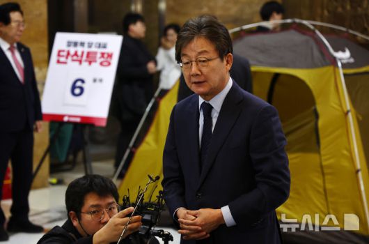 [서울=뉴시스] 김명년 기자 = 유승민 전 의원이 20일 오전 서울 여의도 국회 로텐더홀에서 통일교·공천헌금 '쌍특검'을 요구하며 엿새째 단식농성중인 장동혁 국민의힘 대표와 만난 후 취재진의 질문에 답하고 있다. 2026.01.20. kmn@newsis.com