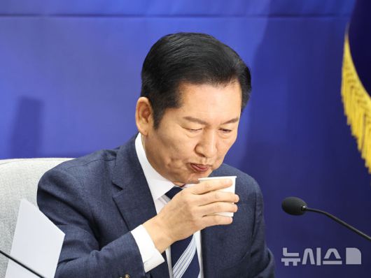 [서울=뉴시스] 김금보 기자 = 정청래 더불어민주당 대표가 20일 오전 서울 여의도 국회에서 열린 '공소청법, 중대범죄수사청법 공청회'에서 물을 마시고 있다. 2026.01.20. kgb@newsis.com