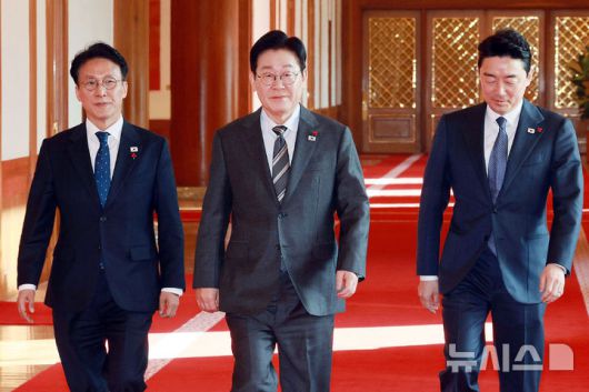 [서울=뉴시스] 고범준 기자 = 이재명 대통령이 20일 청와대에서 열린 국무회의에 김민석 국무총리, 강훈식 비서실장과 함께 입장하고 있다. 2026.01.20. bjko@newsis.com