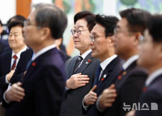 [서울=뉴시스] 고범준 기자 = 이재명 대통령이 20일 청와대에서 열린 국무회의에서 참석자들과 국민의례를 하고 있다. 2026.01.20. bjko@newsis.com