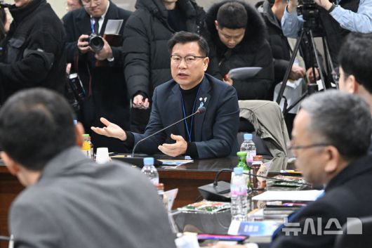 [무안=뉴시스] 이영주 기자 = 이양수 12.29 여객기 참사 진상규명을 위한 국정조사특별위원장이 20일 오전 전남 무안국제공항에서 현장 조사에 나서기 전 같은 특위 의원들을 향해 적극 조사를 당부하고 있다. 2026.01.20. leeyj2578@newsis.com