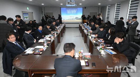 [무안=뉴시스] 이영주 기자 = 12.29 여객기 참사 진상규명을 위한 국정조사특별위원회가 20일 오전 전남 무안국제공항에서 현장조사 일정 개시 전 개괄 브리핑을 준비하고 있다. 2026.01.20. leeyj2578@newsis.com