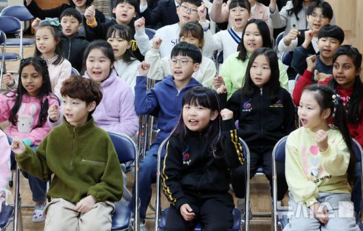 [부산=뉴시스] 하경민 기자 = 부산 사상구 괘법초등학교가 저출산, 학령인구 감소 등으로 인근 학교와 통·폐합이 확정된 가운데 20일 학교 강당에서 열린 이별식에 참석한 학생들이 추억의영상을 함께 시청하고 있다.  1982년 3월5일 28학급(학생 1261명)으로 개교한 괘법초는 지난해 전교생 52명의 소규모 학교로 운영, 인근 감전초등학교와 통·폐합이 확정됐다. 괘법초를 비롯해 올해 부산에서 통·폐합되는 초등학교는 영도구 봉삼초 및 신선초 등 총 3곳이다. 2026.01.20. yulnetphoto@newsis.com
