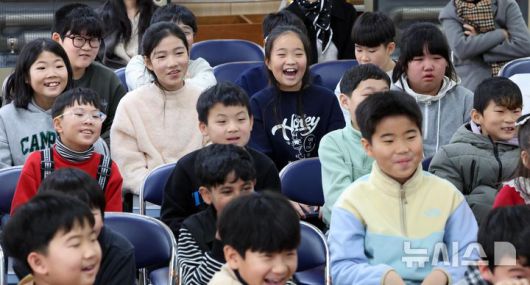 [부산=뉴시스] 하경민 기자 = 부산 사상구 괘법초등학교가 저출산, 학령인구 감소 등으로 인근 학교와 통·폐합이 확정된 가운데 20일 학교 강당에서 열린 이별식에 참석한 학생들이 추억의영상을 함께 시청하고 있다.  1982년 3월5일 28학급(학생 1261명)으로 개교한 괘법초는 지난해 전교생 52명의 소규모 학교로 운영, 인근 감전초등학교와 통·폐합이 확정됐다. 괘법초를 비롯해 올해 부산에서 통·폐합되는 초등학교는 영도구 봉삼초 및 신선초 등 총 3곳이다. 2026.01.20. yulnetphoto@newsis.com