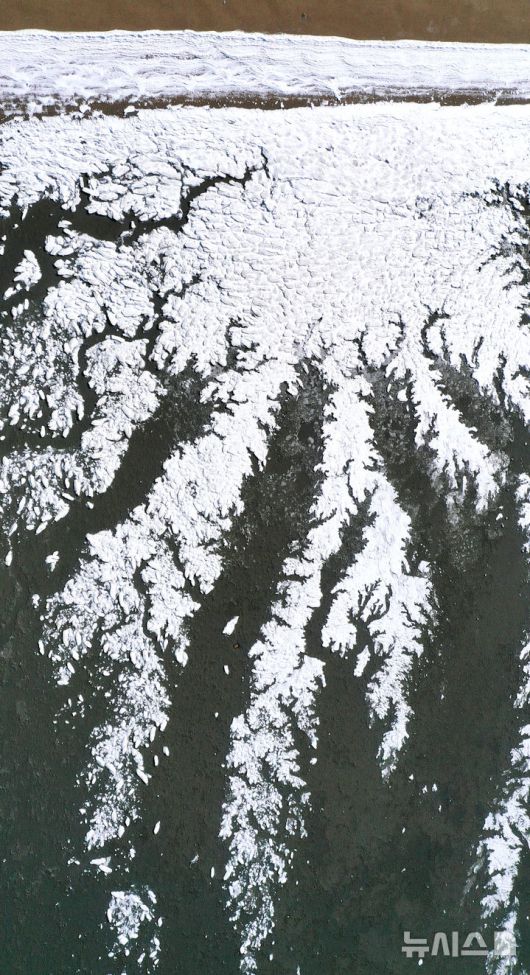 [화성=뉴시스] 김종택 기자 = 절기상 대한(大寒)인 20일 경기 화성시 궁평항 일대 바닷가에 얼음이 얼어있다.기상청에 따르면 이번 주 내내 영하 10도 아래의 한파가 이어질 것으로 예상된다. 2026.01.20. jtk@newsis.com