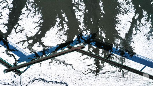 [화성=뉴시스] 김종택 기자 = 절기상 대한(大寒)인 20일 경기 화성시 궁평항 일대 바닷가에 얼음이 얼어있다.기상청에 따르면 이번 주 내내 영하 10도 아래의 한파가 이어질 것으로 예상된다. 2026.01.20. jtk@newsis.com