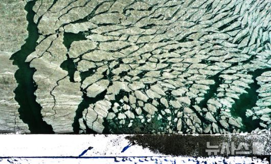 [화성=뉴시스] 김종택 기자 = 절기상 대한(大寒)인 20일 경기 화성시 궁평항 일대 바닷가에 얼음이 얼어있다.기상청에 따르면 이번 주 내내 영하 10도 아래의 한파가 이어질 것으로 예상된다. 2026.01.20. jtk@newsis.com