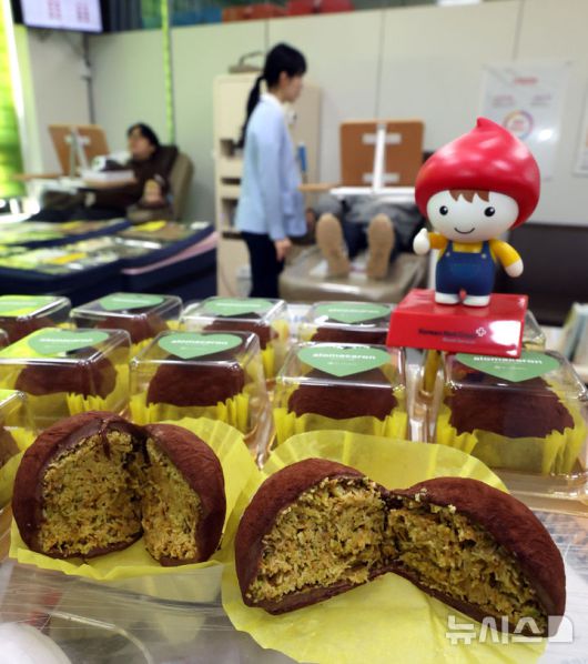 [인천=뉴시스] 전진환 기자 = 20일 오전 인천 연수구 대한적십자사 인천혈액원내 헌혈의 집에 전혈·혈소판 헌혈자에게 증정할 '두쫀쿠(두바이쫀득쿠키)'가 놓여 있다. 겨울방학과 독감 유행으로 헌혈이 감소하는 가운데 대한적십자사 인천혈액원은 헌혈자의 만족도를 높이기 위해 이번 행사를 마련했다고 설명했다.  2026.01.20. amin2@newsis.com