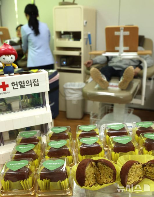 [인천=뉴시스] 전진환 기자 = 20일 오전 인천 연수구 대한적십자사 인천혈액원내 헌혈의 집에 전혈·혈소판 헌혈자에게 증정할 '두쫀쿠(두바이쫀득쿠키)'가 놓여 있다. 겨울방학과 독감 유행으로 헌혈이 감소하는 가운데 대한적십자사 인천혈액원은 헌혈자의 만족도를 높이기 위해 이번 행사를 마련했다고 설명했다.  2026.01.20. amin2@newsis.com