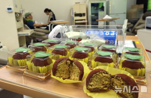 [인천=뉴시스] 전진환 기자 = 20일 오전 인천 연수구 대한적십자사 인천혈액원내 헌혈의 집에 전혈·혈소판 헌혈자에게 증정할 '두쫀쿠(두바이쫀득쿠키)'가 놓여 있다. 겨울방학과 독감 유행으로 헌혈이 감소하는 가운데 대한적십자사 인천혈액원은 헌혈자의 만족도를 높이기 위해 이번 행사를 마련했다고 설명했다.  2026.01.20. amin2@newsis.com