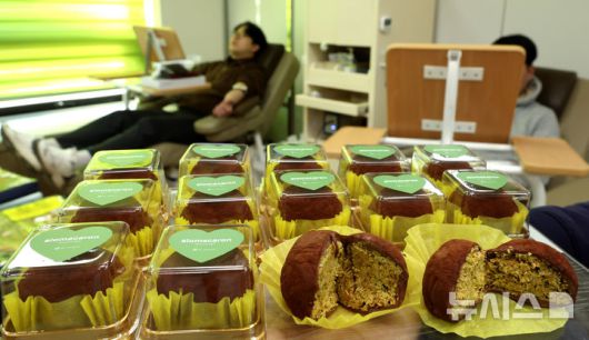 [인천=뉴시스] 전진환 기자 = 20일 오전 인천 연수구 대한적십자사 인천혈액원내 헌혈의 집에 전혈·혈소판 헌혈자에게 증정할 '두쫀쿠(두바이쫀득쿠키)'가 놓여 있다. 겨울방학과 독감 유행으로 헌혈이 감소하는 가운데 대한적십자사 인천혈액원은 헌혈자의 만족도를 높이기 위해 이번 행사를 마련했다고 설명했다.  2026.01.20. amin2@newsis.com