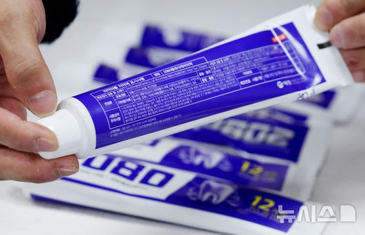 [서울=뉴시스] 김진아 기자 = 20일 서울 양천구 서울지방식약청 브리핑실에서 열린 애경산업 2080 치약의 트리클로산 검출 관련 브리핑에서 트리클로산이 검출된 수입 제품이 진열돼 있다.  식품의약품안전처는 애경산업이 수입한 2080 치약 6종과 국내 제조 치약 128종을 전수조사한 결과, 수입 제품 870개 제조번호 중 754개(86.6%)에서 최근 국내에서 사용 금지된 물질인 트리클로산이 최대 0.16% 검출됐다고 20일 발표했다. 반면 애경산업이 국내에서 직접 제조한 128종은 모두 불검출로 나타났다. 2026.01.20. bluesoda@newsis.com