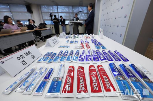 [서울=뉴시스] 김진아 기자 = 20일 서울 양천구 서울지방식약청 브리핑실에서 열린 애경산업 2080 치약의 트리클로산 검출 관련 브리핑에서 트리클로산이 검출된 수입 제품이 진열돼 있다.  식품의약품안전처는 애경산업이 수입한 2080 치약 6종과 국내 제조 치약 128종을 전수조사한 결과, 수입 제품 870개 제조번호 중 754개(86.6%)에서 최근 국내에서 사용 금지된 물질인 트리클로산이 최대 0.16% 검출됐다고 20일 발표했다. 반면 애경산업이 국내에서 직접 제조한 128종은 모두 불검출로 나타났다. 2026.01.20. bluesoda@newsis.com