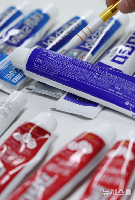 [서울=뉴시스] 김진아 기자 = 20일 서울 양천구 서울지방식약청 브리핑실에서 열린 애경산업 2080 치약의 트리클로산 검출 관련 브리핑에서 트리클로산이 검출된 수입 제품이 진열돼 있다.  식품의약품안전처는 애경산업이 수입한 2080 치약 6종과 국내 제조 치약 128종을 전수조사한 결과, 수입 제품 870개 제조번호 중 754개(86.6%)에서 최근 국내에서 사용 금지된 물질인 트리클로산이 최대 0.16% 검출됐다고 20일 발표했다. 반면 애경산업이 국내에서 직접 제조한 128종은 모두 불검출로 나타났다. 2026.01.20. bluesoda@newsis.com