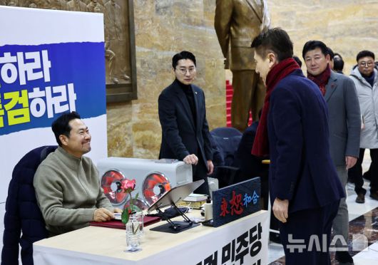 [서울=뉴시스] 김명년 기자 = 이강덕 포항시장이 20일 오후 서울 여의도 국회 로텐더홀에서 단식농성중인 장동혁 국민의힘 대표를 찾아 인사하고 있다. 2026.01.20. kmn@newsis.com