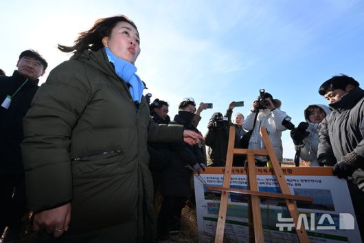 [무안=뉴시스] 이영주 기자 = 김유진 12·29 제주항공 무안공항 여객기 참사 유가족 협의회 대표가 20일 오후 전남 무안국제공항에서 열린 12·29 여객기 참사 진상규명을 위한 국정조사특별위원회의 현장 조사 도중 국토교통부 항공철도사고조사위원회가 공항 활주로에 널브러진 유류품을 유족 의견 없이 치웠다면서 항의하고 있다.2026.01.20. leeyj2578@newsis.com