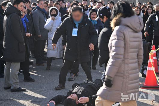 [무안=뉴시스] 이영주 기자 = 12·29 제주항공 참사 유족이 20일 오후 전남 무안국제공항에서 열린 12·29 여객기 참사 진상규명을 위한 국정조사특별위원회의 현장 조사 도중 브리핑 중인 이승열 항공철도사고조사위원회 사고조사단장을 밀어 넘어뜨리고 있다. 2026.01.20. leeyj2578@newsis.com