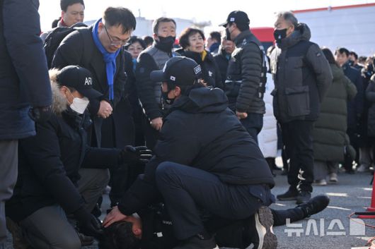 [무안=뉴시스] 이영주 기자 = 이승열 항공철도사고조사위원회 사고조사단장(아래)이 20일 오후 전남 무안국제공항에서 열린 12·29 여객기 참사 진상규명을 위한 국정조사특별위원회의 현장 조사 브리핑 도중 격앙된 유가족에 의해 밀려 넘어진 뒤 구호조치를 받고 있다. 2026.01.20. leeyj2578@newsis.com