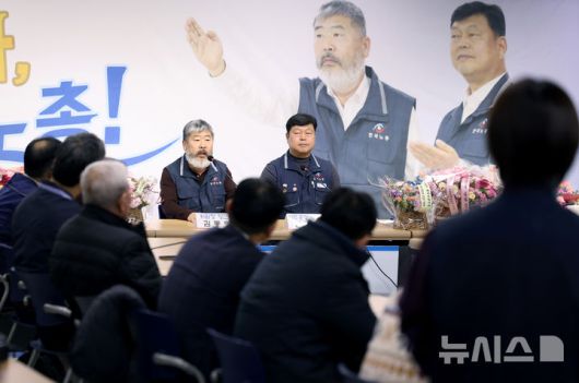 [서울=뉴시스] 김진아 기자 =29대 한국노동조합총연맹(한국노총) 위원장으로 당선된 김동명 한국노총 위원장이 20일 한국노총 대회의실에서 당선 소감을 밝히고 있다. 2026.01.20. bluesoda@newsis.com