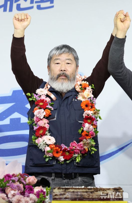 [서울=뉴시스] 김진아 기자 = 29대 한국노동조합총연맹(한국노총) 위원장과 사무총장으로 당선된 김동명 한국노총 위원장이 20일 한국노총 대회의실에서 당선증을 전달받은 후 기념 촬영하고 있다. 2026.01.20. bluesoda@newsis.com