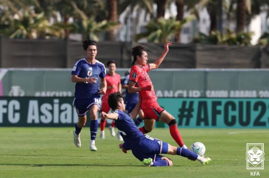[서울=뉴시스] 20일(한국 시간) 사우디아라비아 제다의 킹 압둘라 스포츠 시티 홀 스타디움에서 열린 2026 아시아축구연맹(AFC) U-23 아시안컵 준결승 대한민국과 일본의 경기, 대한민국 백가온이 돌파를 시도하고 있다. (사진=KFA 제공) 2026.01.20. photo@newsis.com *재판매 및 DB 금지