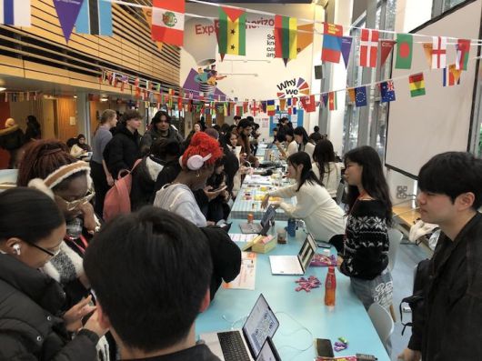 [서울=뉴시스] 프로그램 참가자들이 '마켓 테스트'를 진행하고 있다. (사진=한성대 제공) 2026.01.21. photo@newsis.com *재판매 및 DB 금지