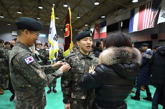 [원주=뉴시스] 이덕화 기자 = 21일 육군 제36사단 백호 신병교육대대 수료식에서 신병들에게 부모님이 계급장을 부착해 주고 있다. 2026.02.21. wonder8768@newsis.com  *재판매 및 DB 금지