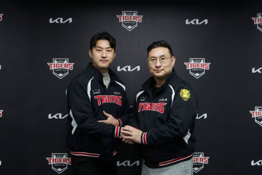 [서울=뉴시스] 홍건희(왼쪽)와 심재학 KIA 타이거즈 단장이 계약을 체결한 뒤 기념 사진을 찍고 있다. (사진=KIA 타이거즈 제공) 2026.01.21. *재판매 및 DB 금지