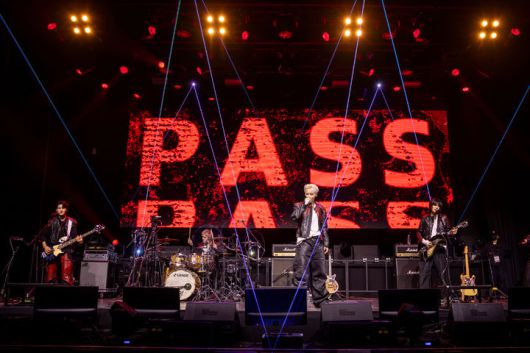 [서울=뉴시스] 밴드 '에이엠피'(AxMxP)가 21일 서울 서대문구 예스24 원더로크홀에서 열린 첫 번째 미니 앨범 '앰플리파이 마이 웨이'(Amplify My Way) 발매 기념 쇼케이스에서 타이틀곡 '패스'(PASS)를 선보이고 있다. (사진=FNC 엔터테인먼트 제공) 2026.01.21. photo@newsis.com *재판매 및 DB 금지