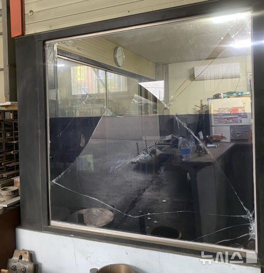 [부산=뉴시스] 진민현 기자 = 부산 사상~하단선 공사 인근 새벽시장의 한 철제 공장에서 지반 침하로 바닥이 기울면서 창틀이 벌어져 유리창이 파손된 모습. 해당 유리창은 지난해 9월께 파손됐다. 2026.01.19. truth@newsis.com