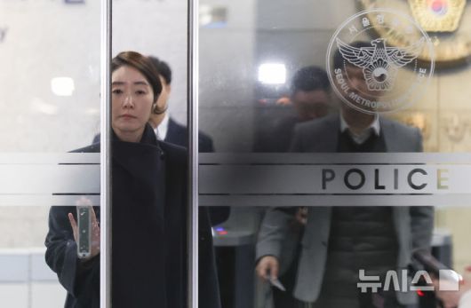 [서울=뉴시스] 김근수 기자 = 공천헌금 1억원 수수 의혹을 받고 있는 강선우 무소속 의원이 21일 새벽 서울 마포구 서울경찰청 공공범죄수사대에 피의자 신분으로 조사를 마친 뒤 밖으로 나서고 있다. 2026.01.21. ks@newsis.com