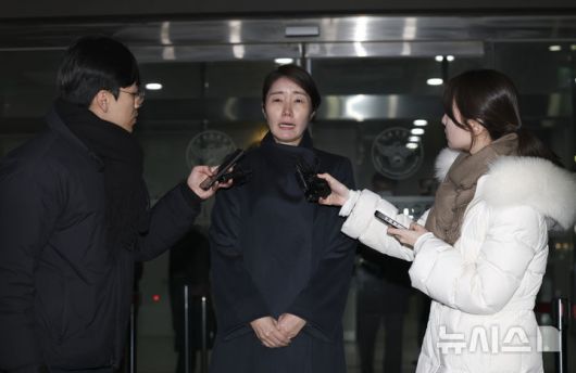 [서울=뉴시스] 김근수 기자 = 공천헌금 1억원 수수 의혹을 받고 있는 강선우 무소속 의원이 21일 새벽 서울 마포구 서울경찰청 공공범죄수사대에 피의자 신분으로 조사를 마치고 밖으로 나서며 취재진의 질문에 답하고 있다. 2026.01.21. ks@newsis.com