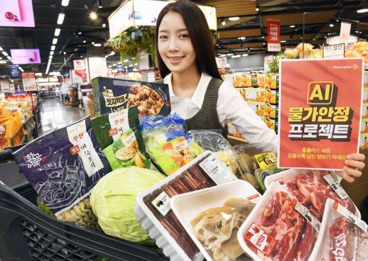 [서울=뉴시스] 21일 서울 홈플러스 메가 푸드 마켓 라이브 강서점에서 모델이 AI 물가안정 프로젝트 행사를 소개하고 있다. 홈플러스는 고객 구매 데이터 분석을 통해 장바구니 핵심 품목을 최적가에 내놓는 'AI 물가안정 프로젝트'를 지속 전개하며 물가 안정 노력을 이어간다고 밝혔다. (사진=홈플러스 제공) 2026.01.21. photo@newsis.com *재판매 및 DB 금지