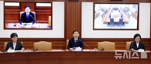 [서울=뉴시스] 추상철 기자 = 구윤철 부총리 겸 재정경제부 장관이 21일 오전 서울 종로구 정부서울청사에서 열린 경제관계장관회의에서 발언을 하고 있다. 2026.01.21. scchoo@newsis.com