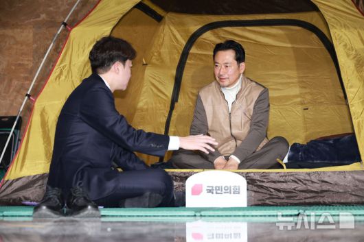 [서울=뉴시스] 고승민 기자 = 장동혁 국민의힘 대표가 21일 오전 서울 여의도 국회 로텐더홀에서 '민주당의 공천 뇌물·통일교 게이트 특검 수용'을 촉구하며 단식농성 중 이준석 개혁신당 대표와 대화를 하고 있다. 2026.01.21. kkssmm99@newsis.com