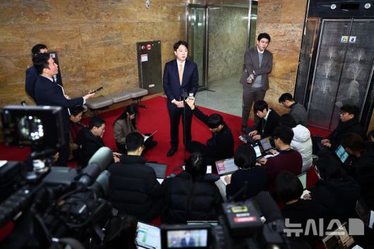 [서울=뉴시스] 김명년 기자 = 이준석 개혁신당 대표가 21일 오전 서울 여의도 국회에서 단식 농성 중인 장동혁 대표를 만난 뒤 취재진의 질문에 답변하고 있다. 2026.01.21. kmn@newsis.com