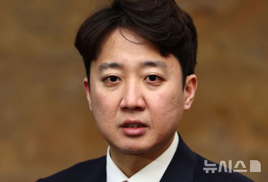 [서울=뉴시스] 김명년 기자 = 이준석 개혁신당 대표가 21일 오전 서울 여의도 국회에서 단식 농성 중인 장동혁 대표를 만난 뒤 취재진의 질문에 답변하고 있다. 2026.01.21. kmn@newsis.com