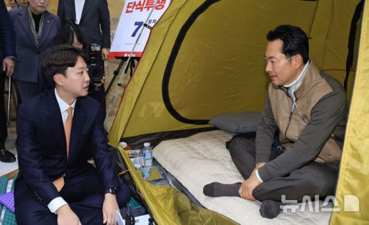 [서울=뉴시스] 고승민 기자 = 장동혁 국민의힘 대표가 21일 오전 서울 여의도 국회 로텐더홀에서 '민주당의 공천 뇌물·통일교 게이트 특검 수용'을 촉구하며 단식농성 중 이준석 개혁신당 대표와 대화를 하고 있다. (공동취재) 2026.01.21. photo@newsis.com