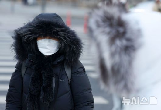 [서울=뉴시스] 김선웅 기자 = 서울 최저기온이 -13도를 기록하며 한파가 이어진 21일 서울 종로구 세종대로에서 두꺼운 옷을 입은 시민들이 길을 걷고 있다. 2026.01.21. mangusta@newsis.com