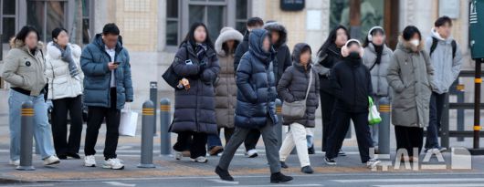 [서울=뉴시스] 김선웅 기자 = 서울 최저기온이 -13도를 기록하며 한파가 이어진 21일 서울 종로구 세종대로에서 두꺼운 옷을 입은 시민들이 길을 걷고 있다. 2026.01.21. mangusta@newsis.com